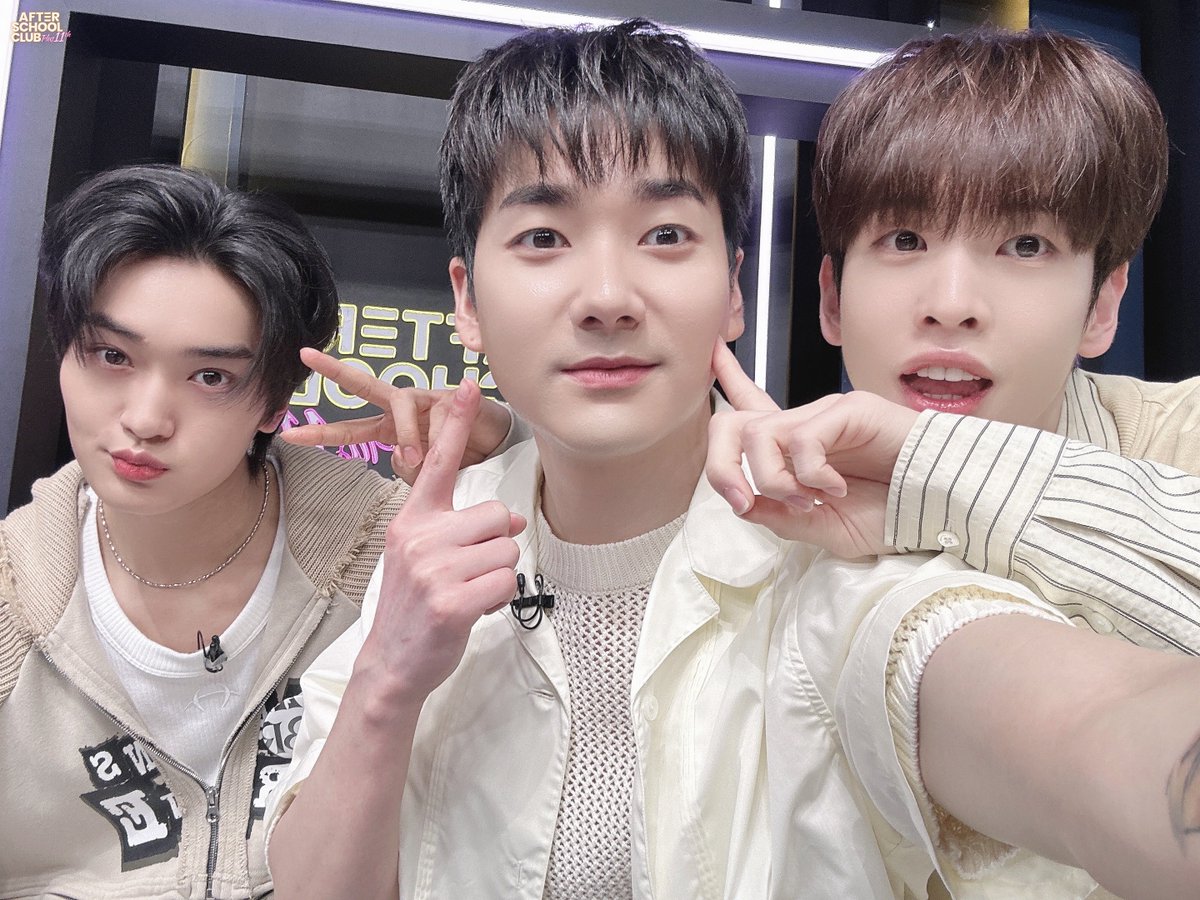 arirang_ASC's tweet photo. [MC]
⠀
짱엠씨즈 맏형! 대장강아지! 
아론의 생일을 축하합니다🐶🎉
이렇게 좋은 날 러니&amp;텽이도 함께여서
행복이 521배.•ᰔᩚ
오늘 빈 소원이 다 이뤄지길 바라며✨
그럼 다음 주에 만나요👋🏻
⠀
(텽이 셀카 없는 이유는 더보기...🥲
담주에 셀카 2장 예약 완.)
⠀
@realaaronkwak @CRAVITYstarship https://t.co/Z2PBtzhjEz