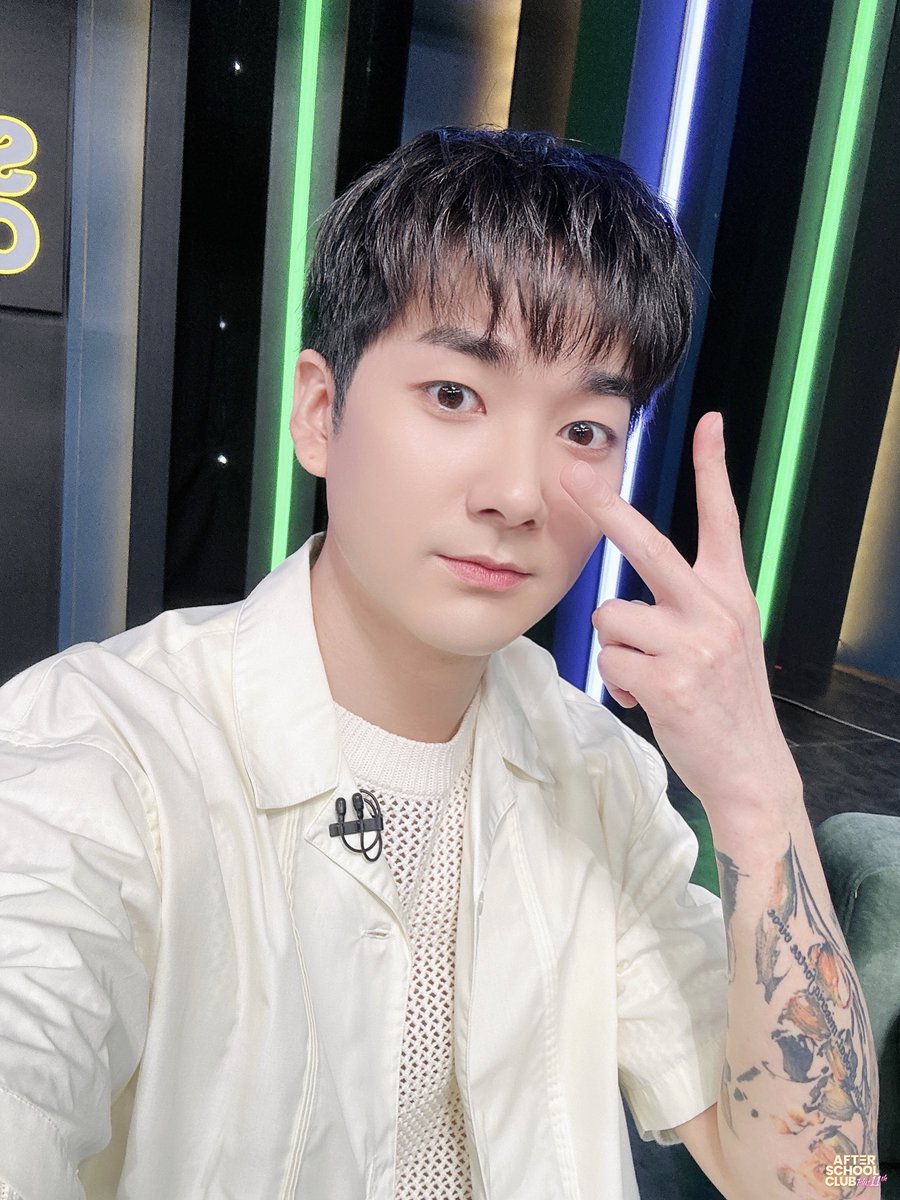 arirang_ASC's tweet photo. [MC]
⠀
짱엠씨즈 맏형! 대장강아지! 
아론의 생일을 축하합니다🐶🎉
이렇게 좋은 날 러니&amp;텽이도 함께여서
행복이 521배.•ᰔᩚ
오늘 빈 소원이 다 이뤄지길 바라며✨
그럼 다음 주에 만나요👋🏻
⠀
(텽이 셀카 없는 이유는 더보기...🥲
담주에 셀카 2장 예약 완.)
⠀
@realaaronkwak @CRAVITYstarship https://t.co/Z2PBtzhjEz