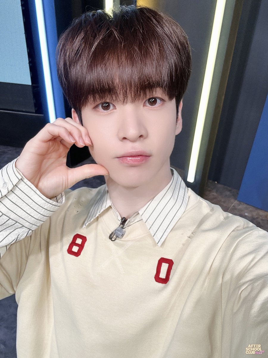 [MC]
⠀
짱엠씨즈 맏형! 대장강아지! 
아론의 생일을 축하합니다🐶🎉
이렇게 좋은 날 러니&amp;텽이도 함께여서
행복이 521배.•ᰔᩚ
오늘 빈 소원이 다 이뤄지길 바라며✨
그럼 다음 주에 만나요👋🏻
⠀
(텽이 셀카 없는 이유는 더보기...🥲
담주에 셀카 2장 예약 완.)
⠀
<a href="/realaaronkwak/">아론 (AARON)</a> <a href="/CRAVITYstarship/">CRAVITY OFFICIAL</a>