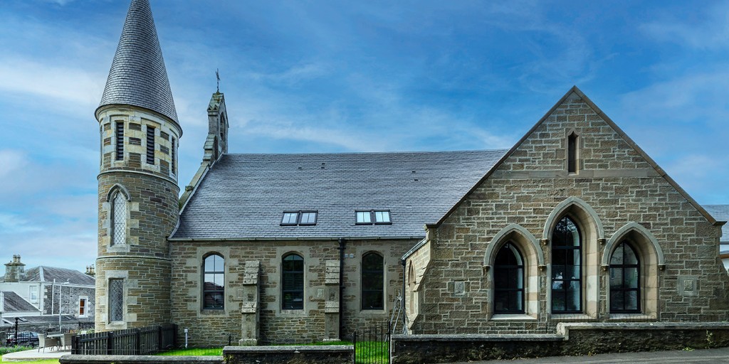 With its brawny natural slate hats on, a Victorian Gothic church conversion near Dundee is well equipped to outface the buffeting winds of the north east coast [AD] @cupapizarras_en #rjproducts #naturalslate #roofing #spanishslate ow.ly/jNGh50RyFXx