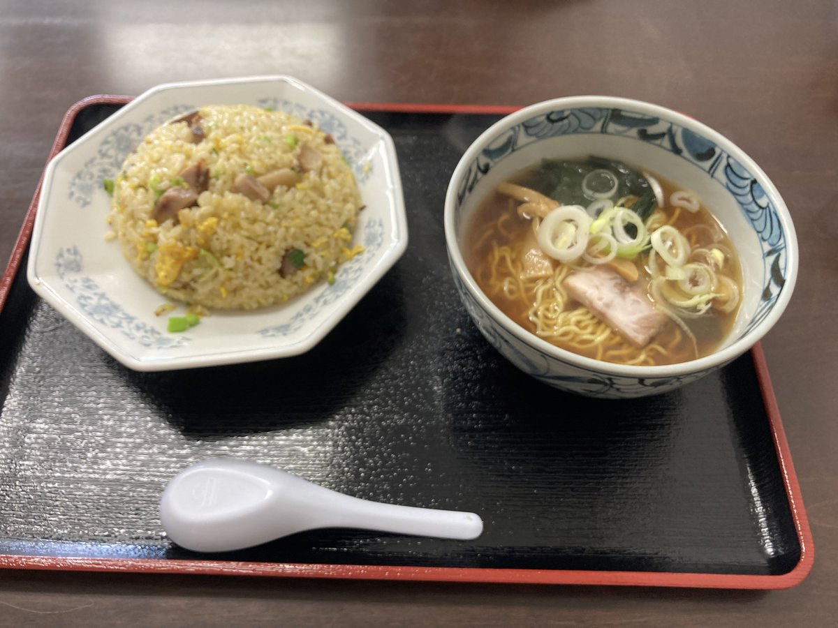 今日のお昼は、千葉市中央区生実町のラーメン横丁さんの日替わり炒飯➕半ラーメン🍜
美味しゅうございました😋