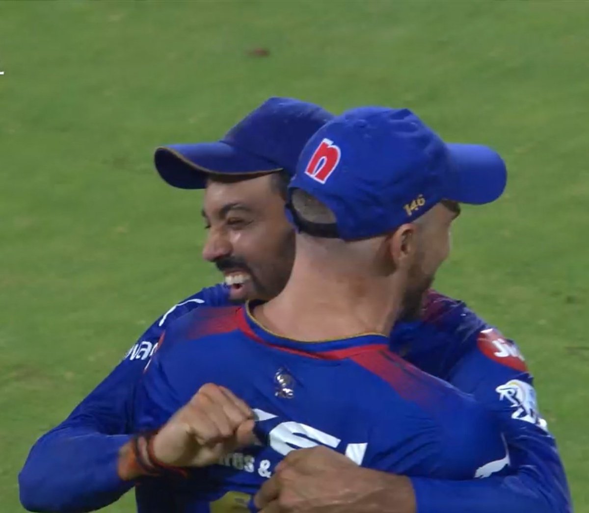 No RCB Fan should have less than 3K followers during RCB eliminator match. 

Drop "❤" and follow everyone in the comments and wait for FB. Also start Retweeting the tweet for better reach.