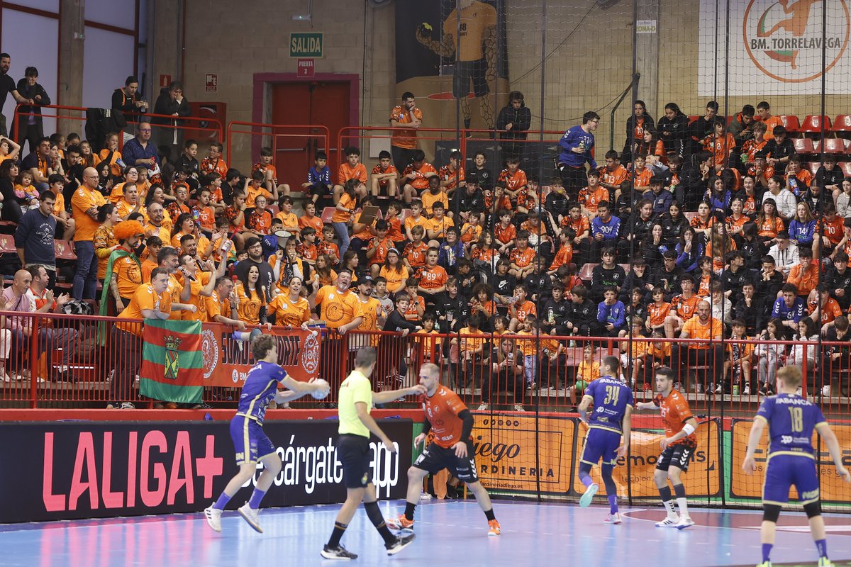 BMTorrelavega's tweet photo. 🐐 No podíamos dejar de acordarnos de ellos, nuestros incondicionales de @CabronesdelNort 

🙏 Mil gracias por una temporada más a nuestro lado, sin vosotros, todo esto sería imposible

👀 Y ojo a nuestro TikTok, porque tienen cantera: https://t.co/x2Bs52izlK https://t.co/IlFhznqfow