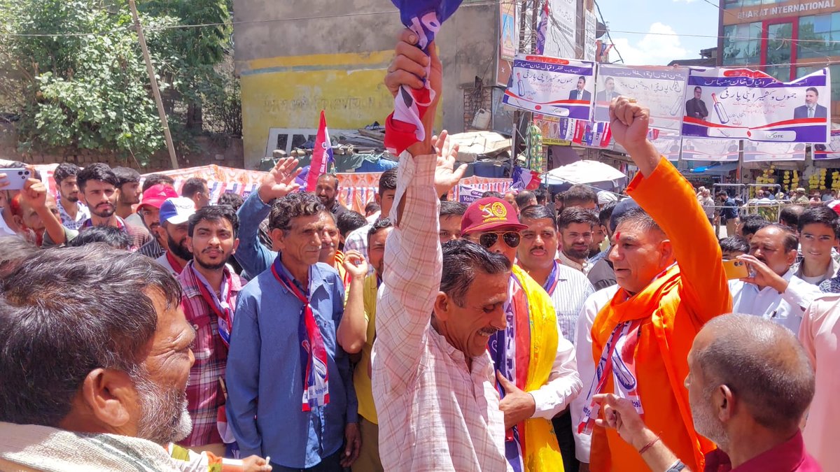 DevPushap's tweet image. Attended @Apnipartyonline  campaign convention in support  of @Zafar_I_Manhas sb along with local supporters in Rajouri town .
@SMAltafBukhari 
@chzulfkarali 
@GHMir_ 
@ManjitSinghJk