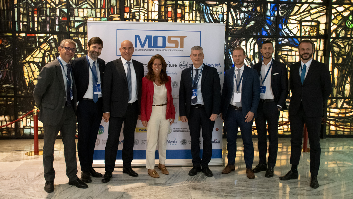 Presso la @camcom_milomb si è tenuta la prima edizione del #MOSTMobilityCompetition. Sono 15 le #startup premiate per il loro elevato livello di innovazione, rispondendo a concrete esigenze di mercato nel campo della #MobilitàSostenibile.