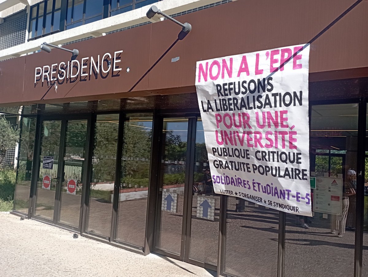 Alors que le CA de Montpellier 3 vote sur le projet d'établissement public expérimental, nos camarades de @SolidairesEtu34 ont déployé une banderole : non à l'EPE, pour l'université publique.