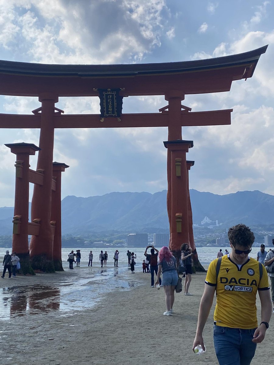 Giappone.
Tori di Miyajima.
Sullo sfondo la sagoma di Hiroshima.
Una maglia dell'Udinese.

Frammenti di CALCIO.