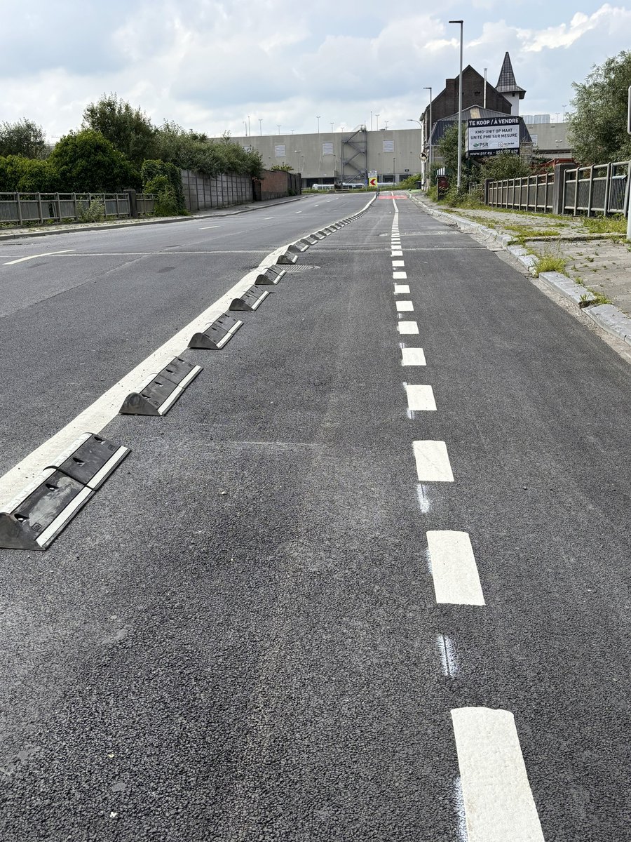 dimitristrobbe's tweet image. 🚛🔥 This road has been repaved and optimized by #Maintain. 
Plan designed by #Build. Bike path secured by the infamous #Barcelonas! 📍Barastraat, #Brussels