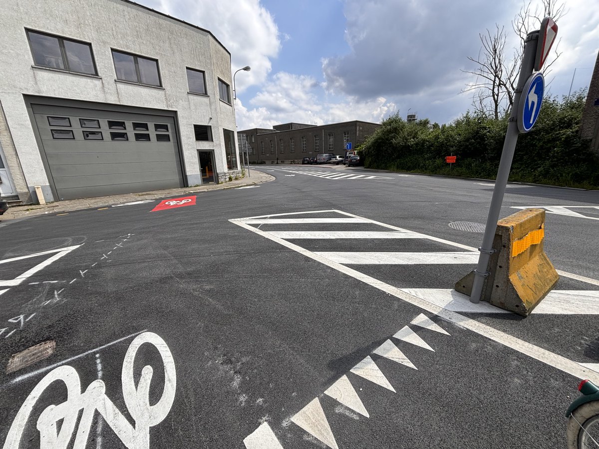 dimitristrobbe's tweet image. 🚛🔥 This road has been repaved and optimized by #Maintain. 
Plan designed by #Build. Bike path secured by the infamous #Barcelonas! 📍Barastraat, #Brussels