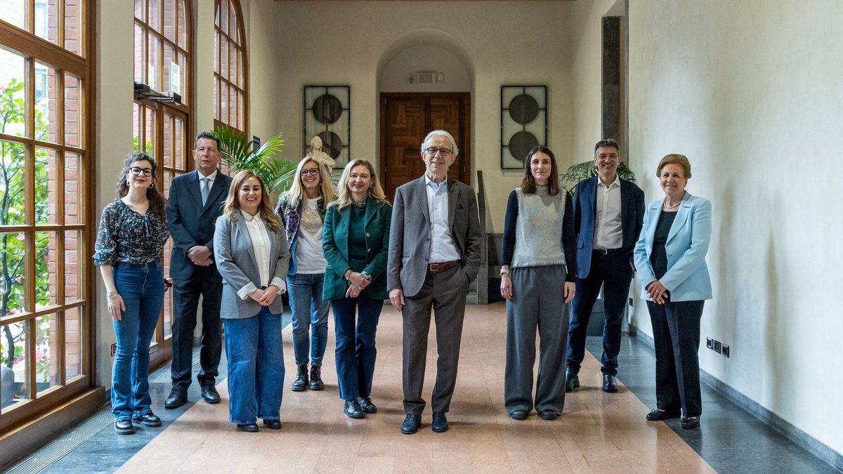 Unicatt's tweet photo. Studenti, docenti, personale tecnico-amministrativo insieme per rappresentare la comunità universitaria: ciascuno partecipa quotidianamente alla missione dell’ateneo. Sostieni anche tu la formazione, la ricerca e lo sviluppo di #Unicatt con il tuo 5xmille: https://t.co/QPCCdqRwpX https://t.co/TDUMWPdxRE