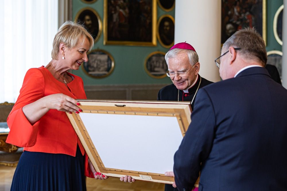 Ks. Abp. Marek Jędraszewski-Metropolita Archidiecezji Krakowskiej spotkał się z władzami Samorządu Woj. Małopolskiego, które reprezentowali marszałek Witold Kozłowski, wicemarszałkowie Łukasz Smółka i Józef Gawron oraz Iwona Gibas z zarządu woj. Szczegóły: malopolska.pl/aktualnosci/sa…