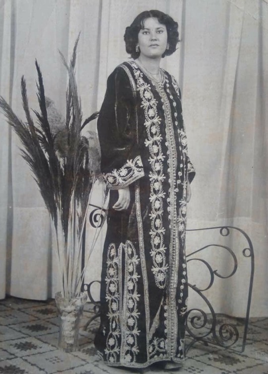 Lady of Constantine in traditional Algerian caftan called 'Caftan El Kadi'. 🤍