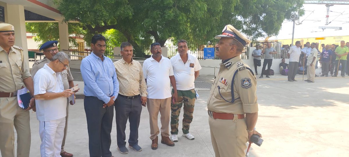 ખુબ જ ટુંકા સમયગાળામાં એટલેકે માત્ર ૨૪ કલાકની અંદર ૨૦૦૦ હો.ગા સભ્યોને આજરોજ હરિયાણા ખાતે લોકસભા ચુંટણી-24 બંદો. માટે રવાના કરેલ હોવાથી DG મનોજ અગ્રવાલ સાહેબ અને તમામ અધિ/કર્મ. ઓને મુખ્યમંત્રીશ્રી ભુપેન્દ્રભાઈ પટેલ/ ગૃહ મંત્રીશ્રી હર્ષભાઈ સંઘવી સાહેબ દ્વારા ખુબખુબ શુભેચ્છાઓ પાઠવેલ