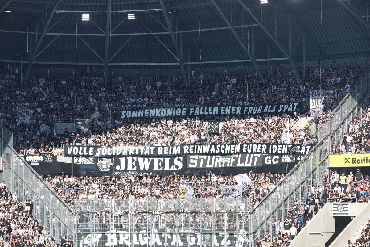 Beim letzten Saison-Heimspiel gegen Sturm zeigte die Fanszene der Grazer ein Spruchband und damit ihre Solidarität im Kampf für unsere Vereinsfarben. ⚫️⚪️⚫️