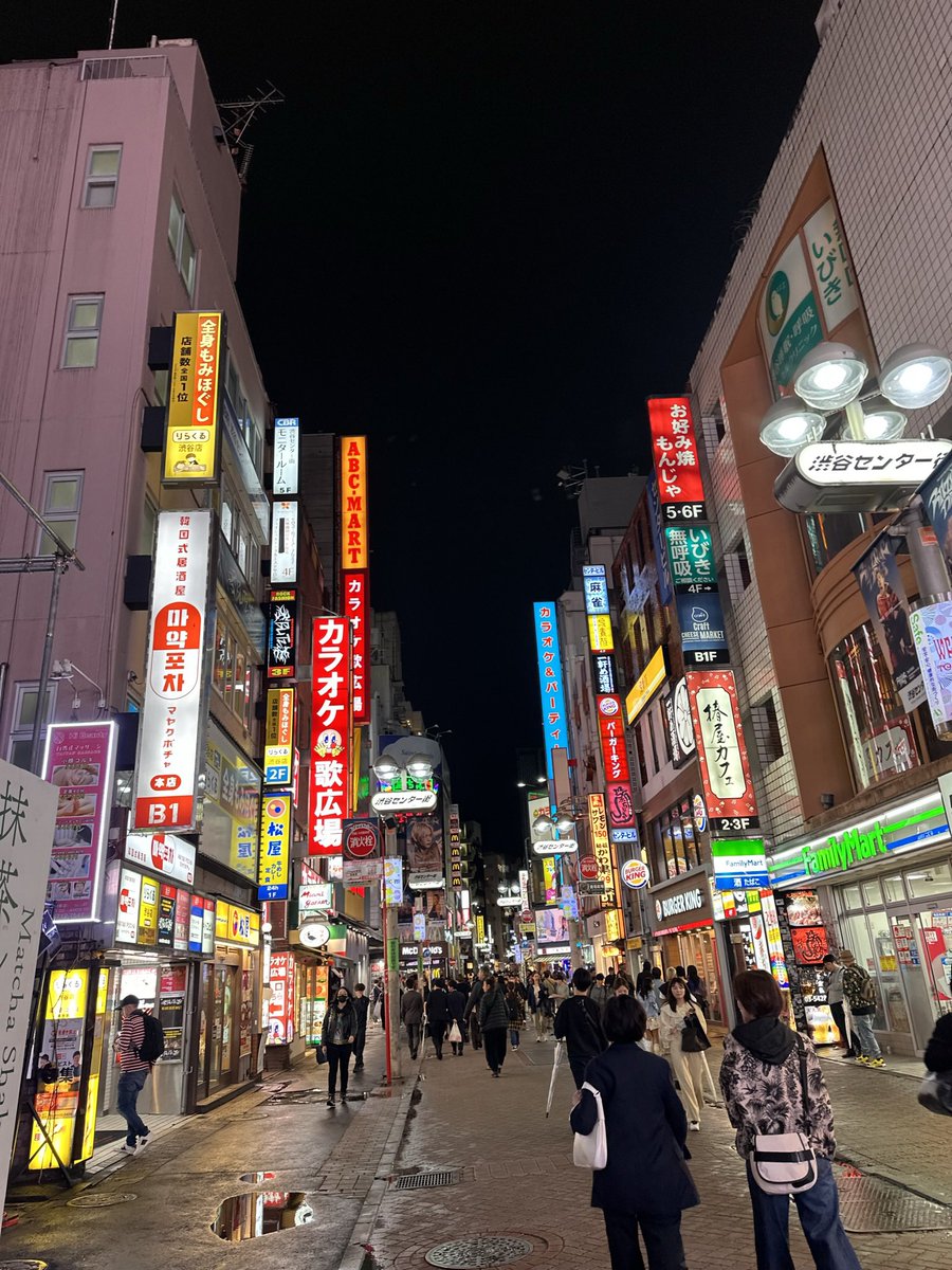 fxckmoonbae's tweet photo. missing the streets of japan 🎑🥢 https://t.co/CTN2I0e9Op