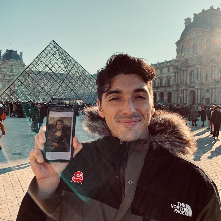 I know real art when I see it 😍
Taylor Zakhar Perez at the Louvre Museum, Paris
c. July 2020
📸 TZP