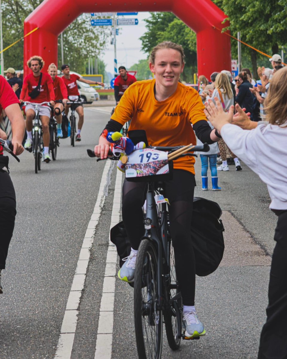 Doorkomst_OBL's tweet photo. Goedemorgen! Jessie van ⁦@PretRunners⁩ passeert #locatieSchep en ontvangt een groots onthaal! Van #Roparundrummer naar #Roparundeelnemer #kanjer #Roparun2024 #runophetleven 📸LRfotografie💚 https://t.co/CXqtIeAB5z