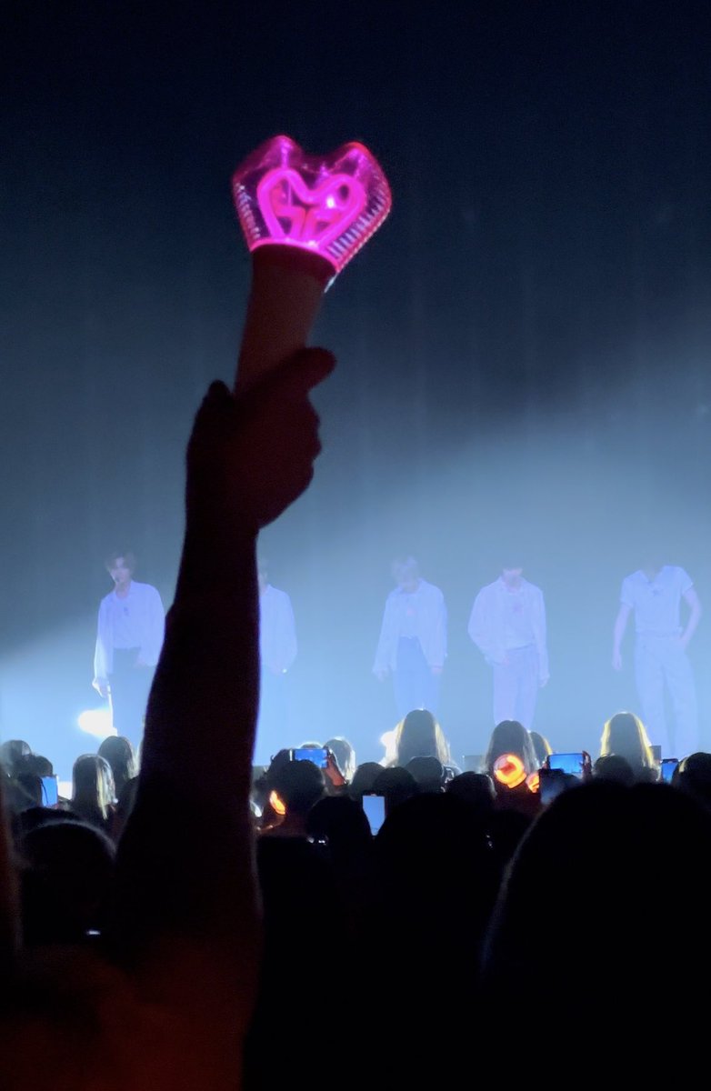 sungchania's tweet photo. have to be honest, a lot of my time was ruined by someone who was extremely selfish and had no concert etiquette. not to mention, she was vaping too. extremely rude, had an snsd lightstick that she held up for no reason and ruined so many of my videos. https://t.co/CliOSNbZoI