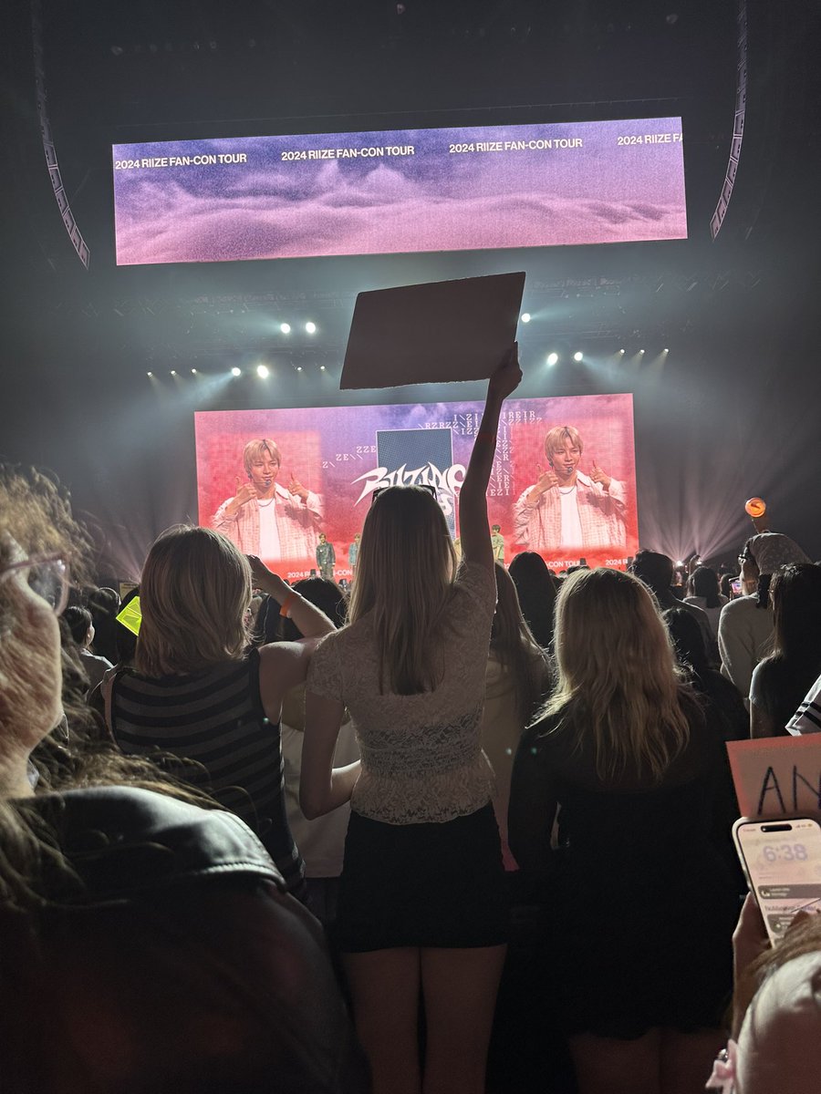 sungchania's tweet photo. have to be honest, a lot of my time was ruined by someone who was extremely selfish and had no concert etiquette. not to mention, she was vaping too. extremely rude, had an snsd lightstick that she held up for no reason and ruined so many of my videos. https://t.co/CliOSNbZoI