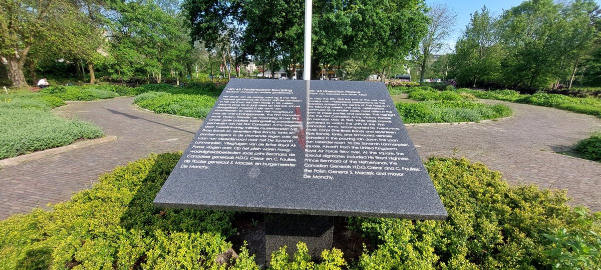 De Savornin Lohmanplein in Den Haag. Ook vandaag wordt er gevlagd bij het monument ter herdenking van de Overwinningsparade op 21 mei 1945. In het midden de vlag van Canada, links die van Loosduinen.