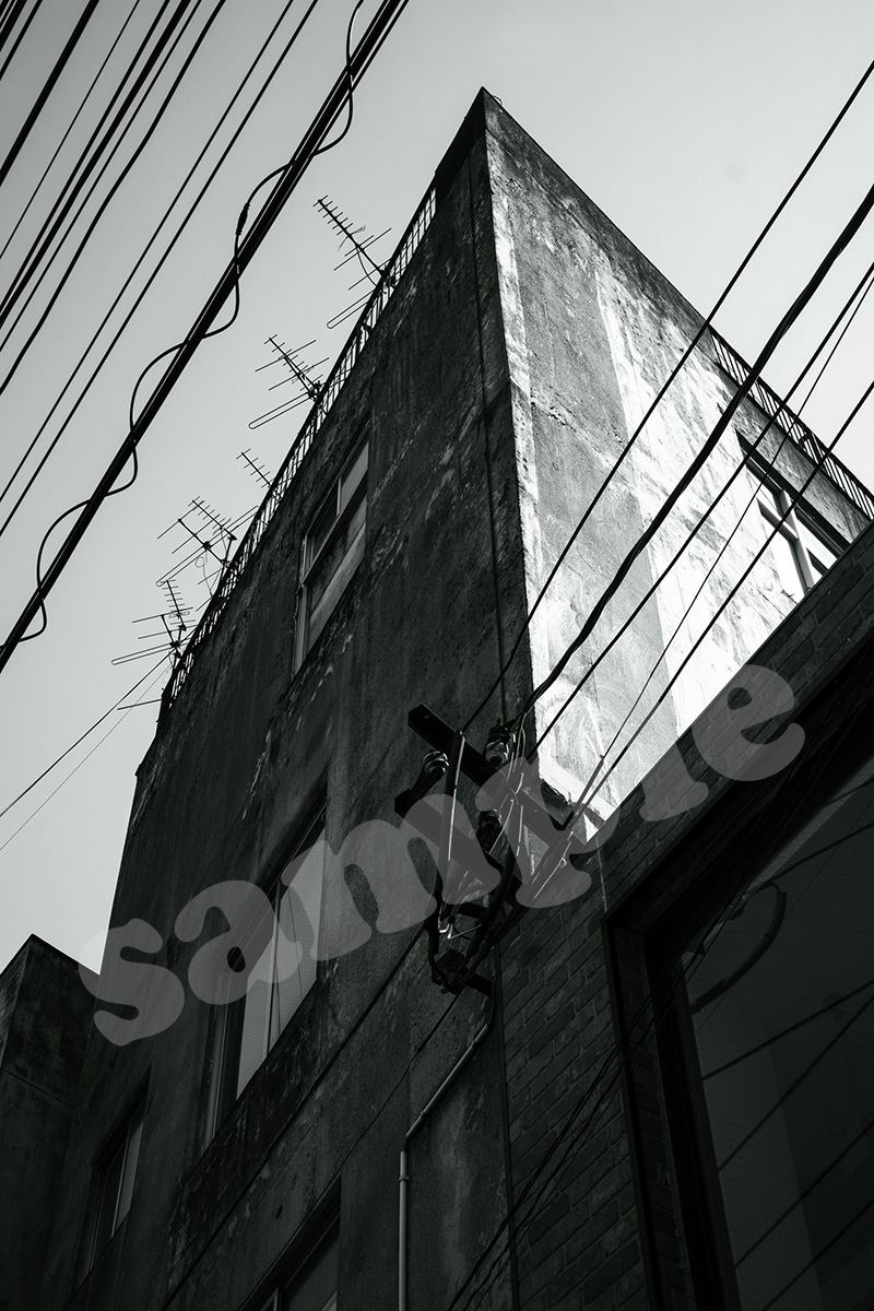 Adam byGMO出品作品「Building」です
街に佇む古ぼけたビルディング、モノクロは色を取り除くことで見る人それぞれに色々なことを想像させます。あなたにはどのように感じますか？
adam.jp/items/0xb30fc2…
#NFT #monochrome #モノクロ #白黒 #bw #スナップ写真
#blackandwhite #bnwphoto
