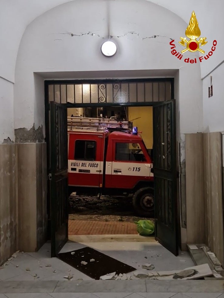 ❌ #Terremoto #CampiFlegrei #Napoli, 50 interventi #vigilidelfuoco per verifica edifici (3 sgomberati per precauzione nella notte a Pozzuoli) e messa in sicurezza cornicioni pericolanti. In rinforzo team di tecnici da comandi Campania [#21maggio 9:45]