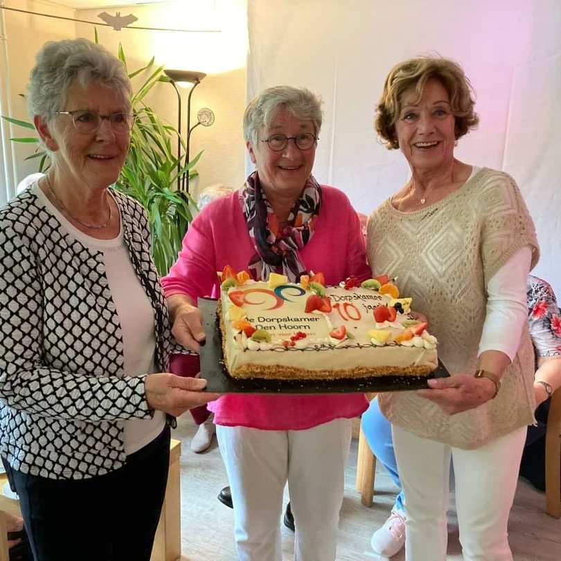 Do 16 mei werd het 10 jarig jubileum van De Dorpskamer gevierd. Eat is er veel gebeurd in al die jaren! Er werd taart aangesneden voor alle deelnemers en vrijwilligers die De Dorpskamer mogelijk maken. Burgemeester <a href="/Midden_Delfland/">Gemeente Midden-Delfland</a> Fenna Noordermeer kwam een werkbezoek brengen.