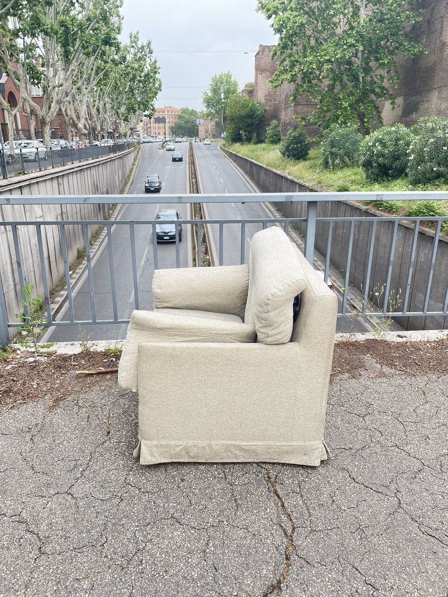 gianniruggio's tweet photo. Ormai mi sono affezionato, quattro solleciti allo 0606O6 Roma Capitale e altrettanti all’Ama. La poltrona sta ancora là, this is Rome! Buongiorno #romacapitale #ama @RomaCapitaleNW @romacapitalenet @amaromacapitale @MunicipioRoma @gualtierieurope @ErMejoSindaco https://t.co/eAUYH4aVFm