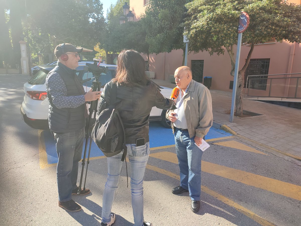juanol0's tweet photo. Apoyando a l@s compañer@s del @AYTOREQUENA en sus reivindicaciones. SOLUCIONES YA!!! @fscccoopv @ccoopv https://t.co/ToOf7BZrLs