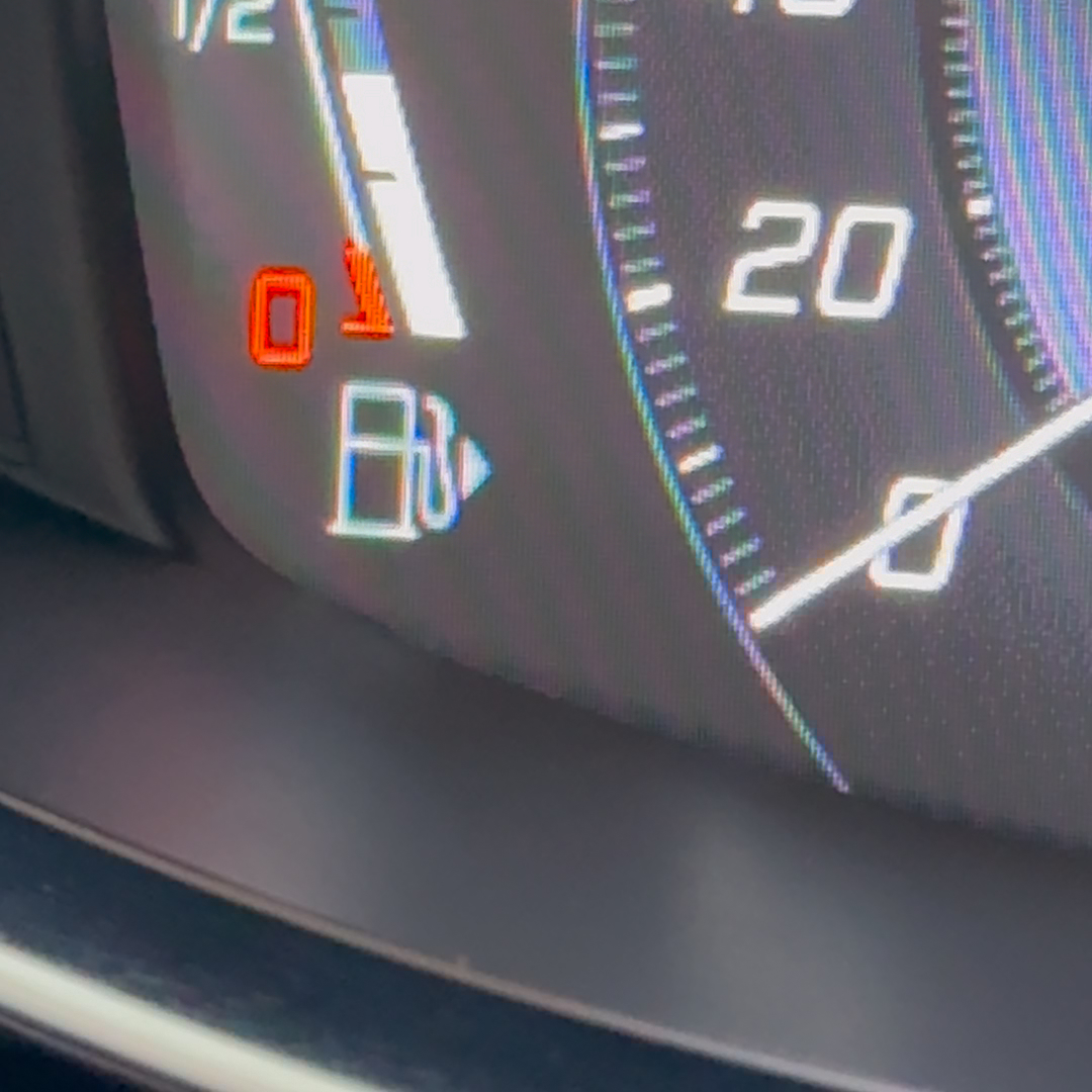 ¿Sabías esto sobre tu coche?🧐

Si se te olvida el lado por el que se echa gasolina, ¡hay un truco! Mira el triángulo que tiene el símbolo de la gasolina al lado. La dirección del triángulo indica en qué lado del coche está el surtidor.