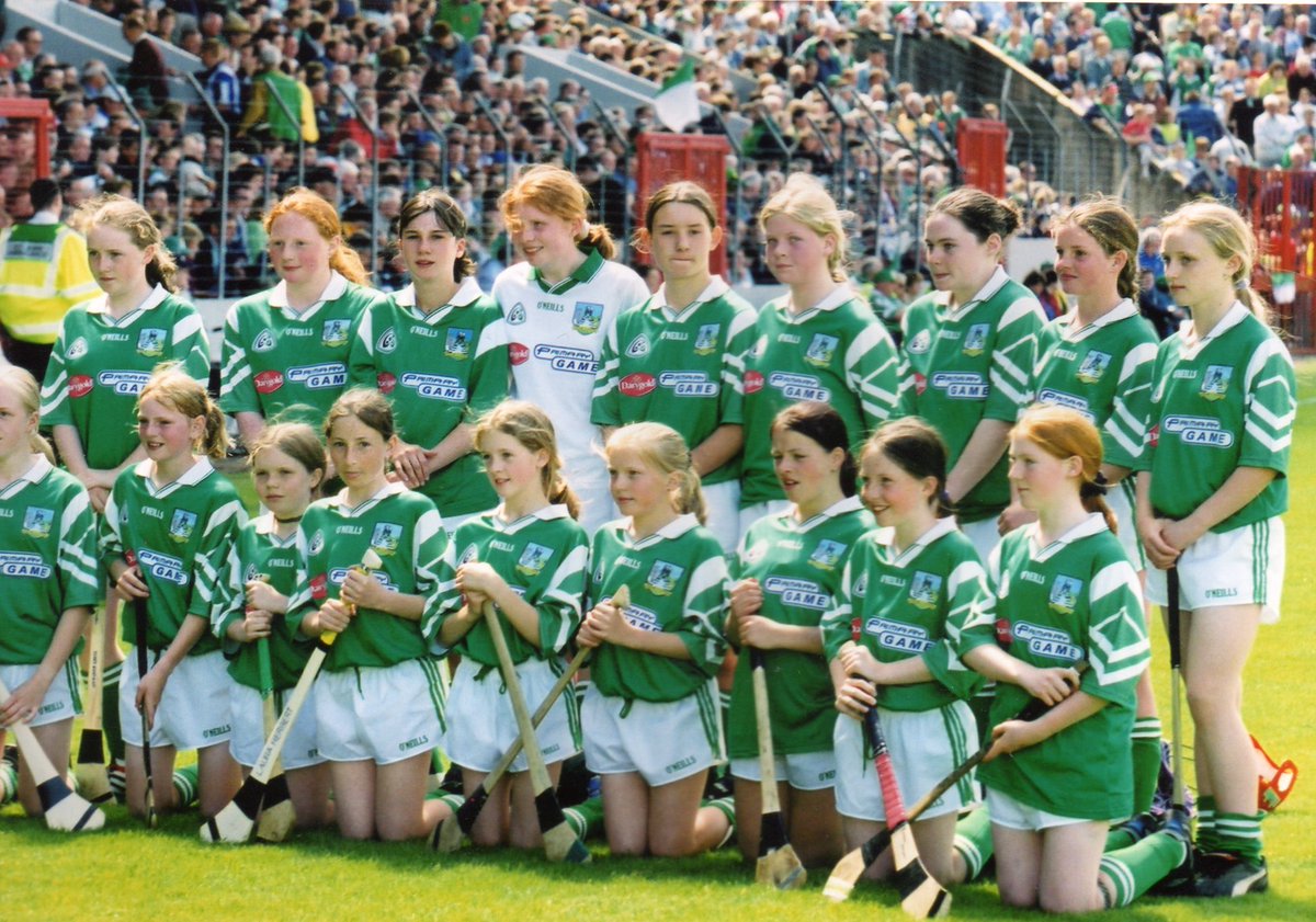 Here's a challenge for @LimCamogie fans. This Limerick team played in the @Munstergaa Primary Game in @PaircUiCha0imh in 2001. A young Niamh Mulcahy in the front row. How many can you name? @OfficialCamogie @AhaneCamogie @patrickswellgaa @CrecoraO @MunsterCamogie @MunGAABunscol