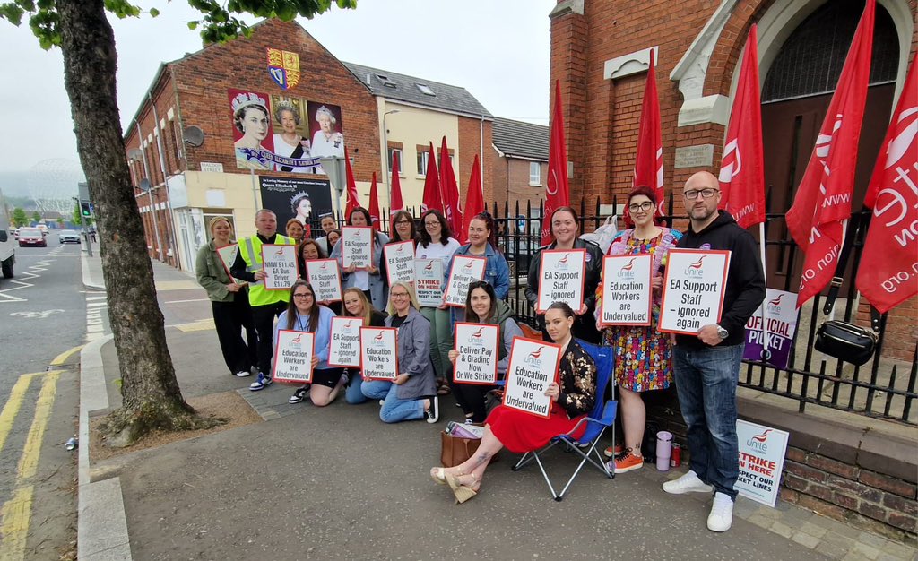EA workers at Park School &amp; Donegall Road Primary on the picket lines ✊✊