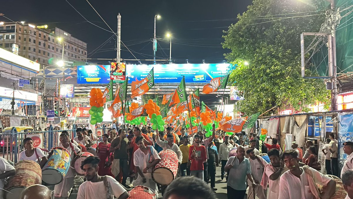 এইবার আসল পরিবর্তন, এইবার বিজেপি 🪷 Attended two roadshows in Jadavpur and Dakshin Kolkata yesterday and the people's mood is clear – फिर एकबार मोदी सरकार Glimpses 📸