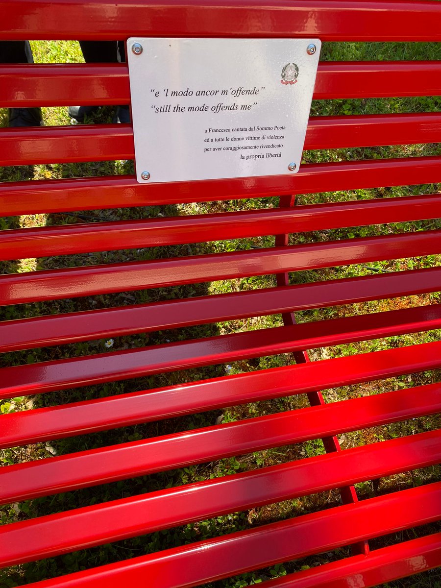 “𝙀 𝙡’𝙢𝙤𝙙𝙤 𝙖𝙣𝙘𝙤𝙧 𝙢’𝙤𝙛𝙛𝙚𝙣𝙙𝙚” The newly inaugurated 'Red Bench' in Ariana Park , home to @UNGeneva, serves as a powerful symbol, shedding light on the prevention and condemnation of all types of violence and discrimination against women. #TourTuesday