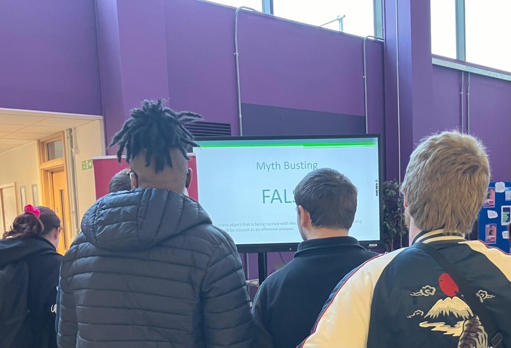 @letstalkcentral Safer Communities Officer delivered a talk to the students of @CentralBeds yesterday about knife crime #JustDropIt #KnifeFreeBedfordshire #ThinkTwiceThinkLife #Sceptre