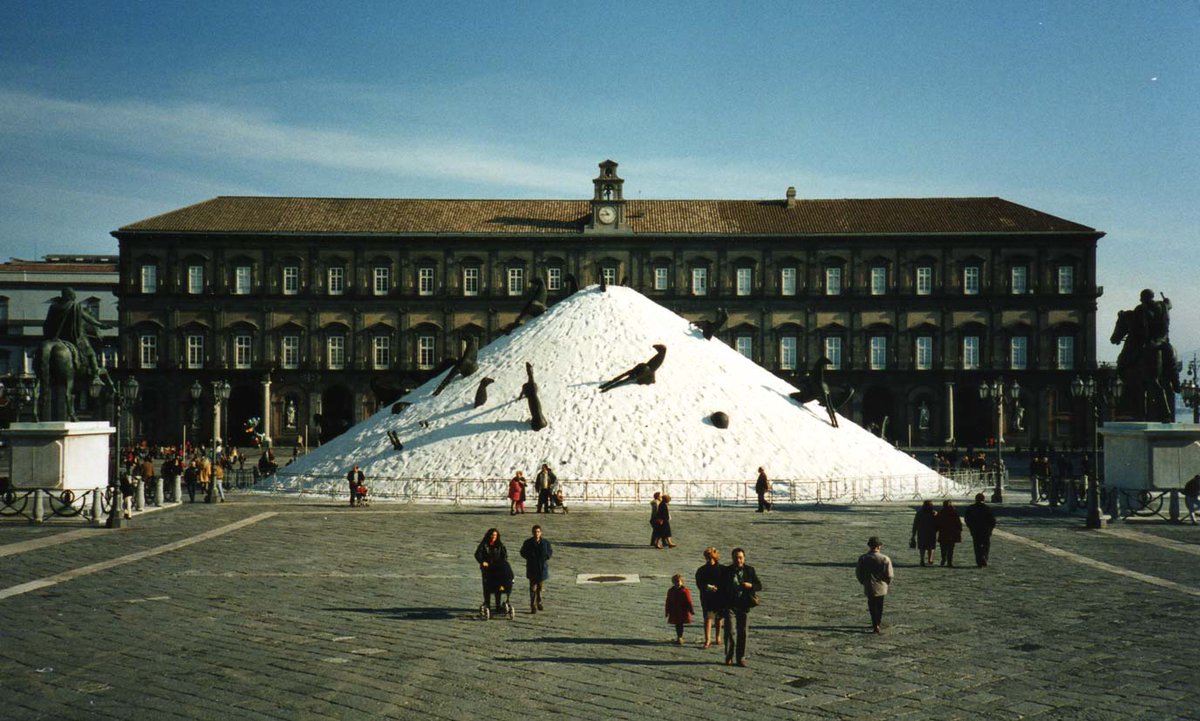 #fotodelgiorno: La montagna di sale di Mimmo Paladino in Piazza Plebiscito a Napoli nel 1995