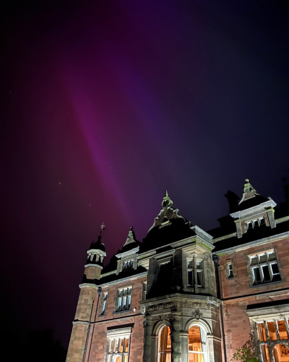 When Keele Hall met the Northern Lights 🌌😍 Captured by one of our talented students! #LoveKeele Did you manage to see them? 📸 [kaleishaj] Instagram