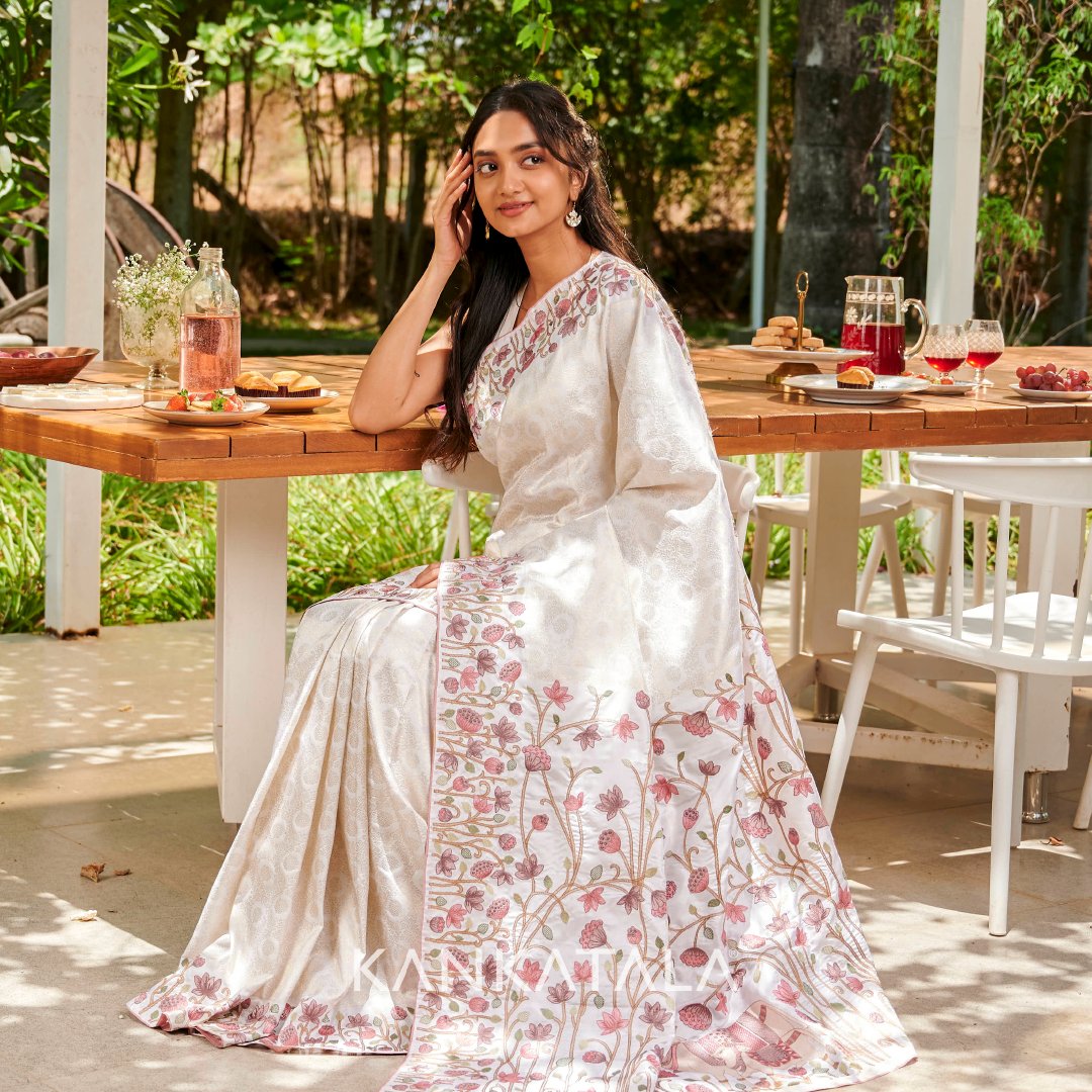 kankatala_'s tweet photo. At Kankatala, we craft for the modern woman, blending heritage with sophistication for every occasion. This Off-White Kanchipuram silk saree is perfect for a sunlit soiree with girlfriends or any traditional event. #Kankatala #KankatalaSarees #QueenOfSarees #SummerSerenade https://t.co/UZhY3DM2v2