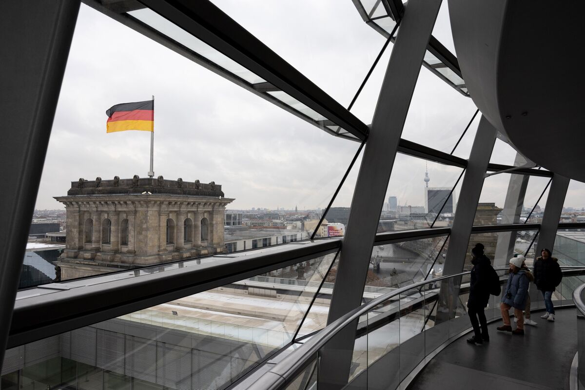 Bloomberg: Germany is ready to support the U.S. plan to use frozen Russian assets The German authorities are ready to support the US plan to use the proceeds from frozen Russian assets, the Bloomberg news agency has quoted sources as saying. According to the initiative, $50