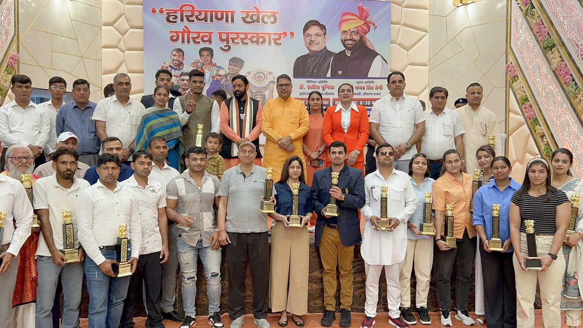 DrSatishPoonia's tweet photo. आज रोहतक में भारत माता का मस्तक पूरे विश्व में ऊंचा करने वाले खिलाड़ियों को सम्मानित कर उनसे संवाद करने का सौभाग्य मिला।
इस दौरान हरियाणा के मुख्यमंत्री श्री नायब सैनी जी, महिला पहलवान बबीता फोगाट जी, भारतीय कबड्डी टीम के पूर्व कप्तान दीपक हुड्डा जी और वर्ल्ड चैंपियन बॉक्सर स्वीटी बूरा जी की सादर उपस्थिति के साथ खिलाड़ी भी उपस्थित रहे।