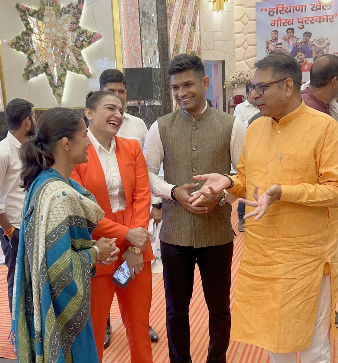 DrSatishPoonia's tweet photo. आज रोहतक में भारत माता का मस्तक पूरे विश्व में ऊंचा करने वाले खिलाड़ियों को सम्मानित कर उनसे संवाद करने का सौभाग्य मिला।
इस दौरान हरियाणा के मुख्यमंत्री श्री नायब सैनी जी, महिला पहलवान बबीता फोगाट जी, भारतीय कबड्डी टीम के पूर्व कप्तान दीपक हुड्डा जी और वर्ल्ड चैंपियन बॉक्सर स्वीटी बूरा जी की सादर उपस्थिति के साथ खिलाड़ी भी उपस्थित रहे।