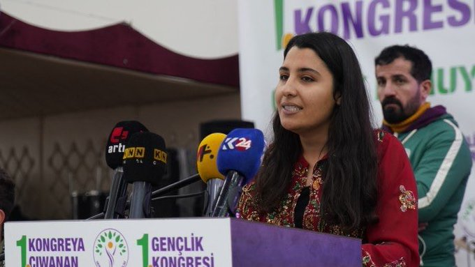 DEM Parti Kadın Meclisi (@dempartikadin) on Twitter photo Kadın Koordinasyon ve PM üyemiz Senem Eriş, işkence ile gözaltına alınarak tutuklandı, cezaevi girişinde ise çıplak aramaya maruz kaldı. İşkence yöntemi haline getirdiğiniz çıplak aramayı kabul etmiyoruz, derhal bu uygulamaya son verin. 
#SenemEriş derhal serbest bırakılmalıdır. Kadın Koordinasyon ve PM üyemiz Senem Eriş, işkence ile gözaltına alınarak tutuklandı, cezaevi girişinde ise çıplak aramaya maruz kaldı. İşkence yöntemi haline getirdiğiniz çıplak aramayı kabul etmiyoruz, derhal bu uygulamaya son verin. 
#SenemEriş derhal serbest bırakılmalıdır.