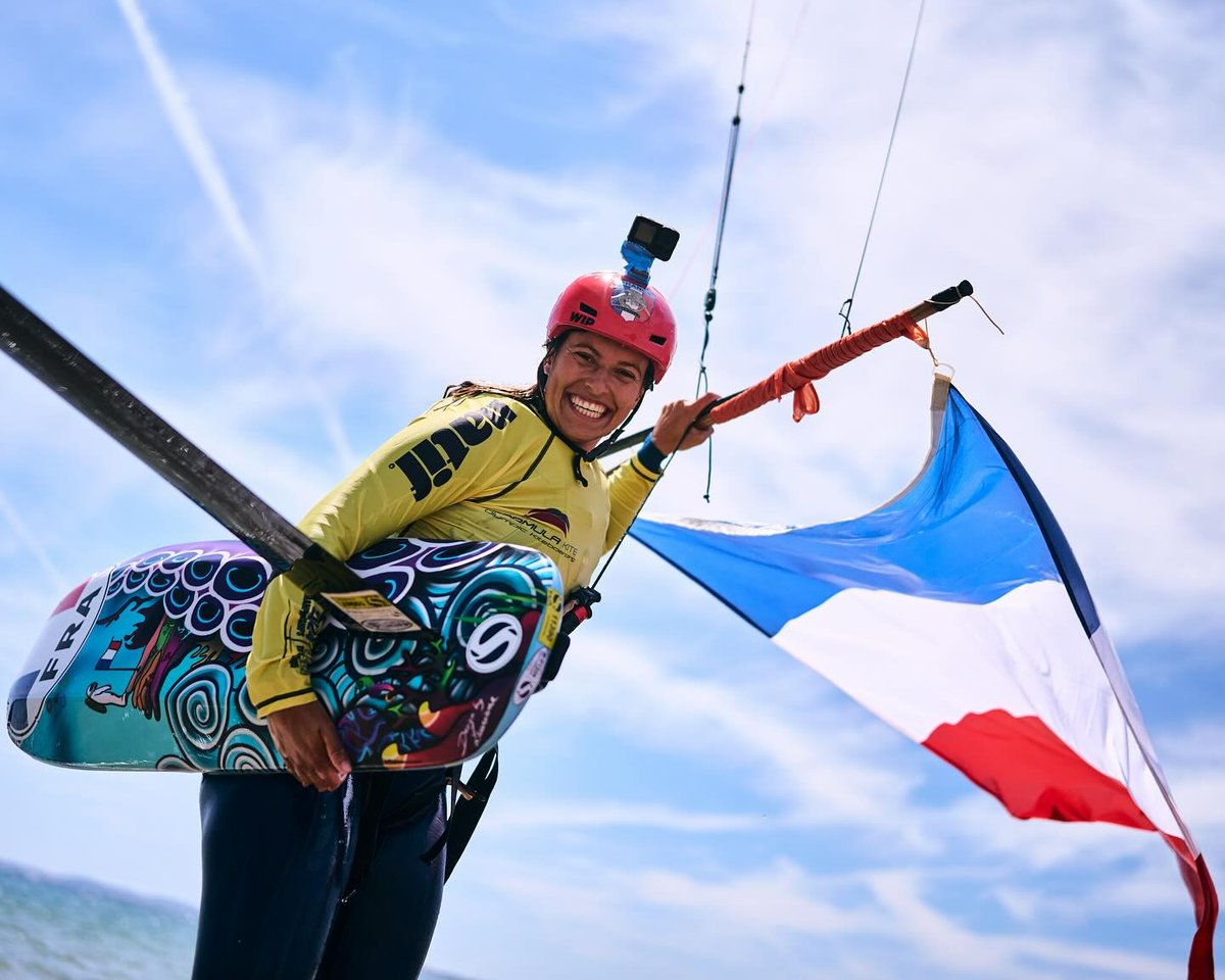 Lauriane Nolot double championne du monde ⭐️⭐️ La française, soutenue par la @BPMed, s'est imposée à l'occasion des championnats du monde de kitefoil. Une préparation idéale à presque deux mois de @Paris2024 ! 👌 Grosses performances également pour Jessie Kampman et Poema