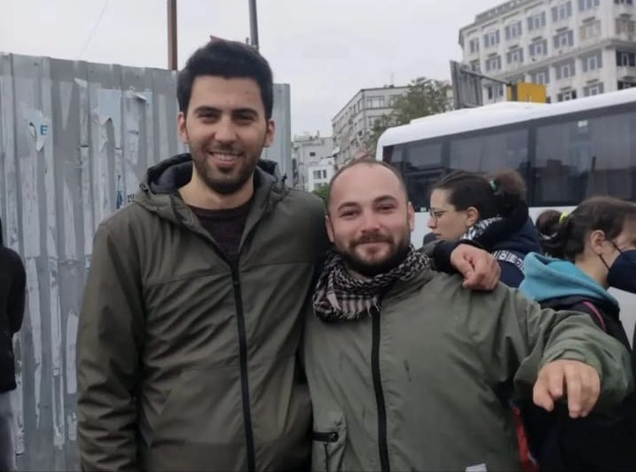 guncagaydin's tweet photo. Mayıs’a selam duran kır çiçekleridir onlar… Kömür kokan sokaklarda büyüyen delikanlılar…
İradeyle sınanmış bir devrimciler kuşağının devamcıları teslim alınamaz. Hakan, Rıdvan ve tüm 1 Mayıs gözaltıları serbest bırakılsın. https://t.co/LMPmhbvt7P
