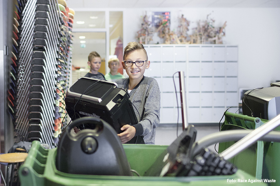 Verschillende Rotterdamse basisscholen doen weer mee aan de E-waste race. 4 weken lang proberen de leerlingen elektronisch afval (e-waste) in te zamelen voor recycling. ♻️ Woon je in de buurt? Laat dan van 21-5 tot 13-6 jouw elektronisch afval ophalen: rotterdam.nl/scholieren-zam…