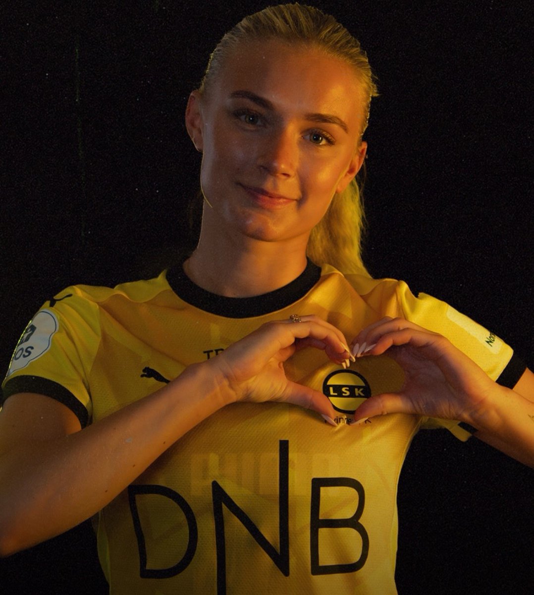 My dear friend Thea scored a fantastic goal yesterday. Unfortunately, she and her girls still lost the game. Two hearts were beating in my chest, one for Thea and Lilleström and the other for my hometown Trondheim. I would have preferred a draw, but Rosenborg deserved to win.💛🖤