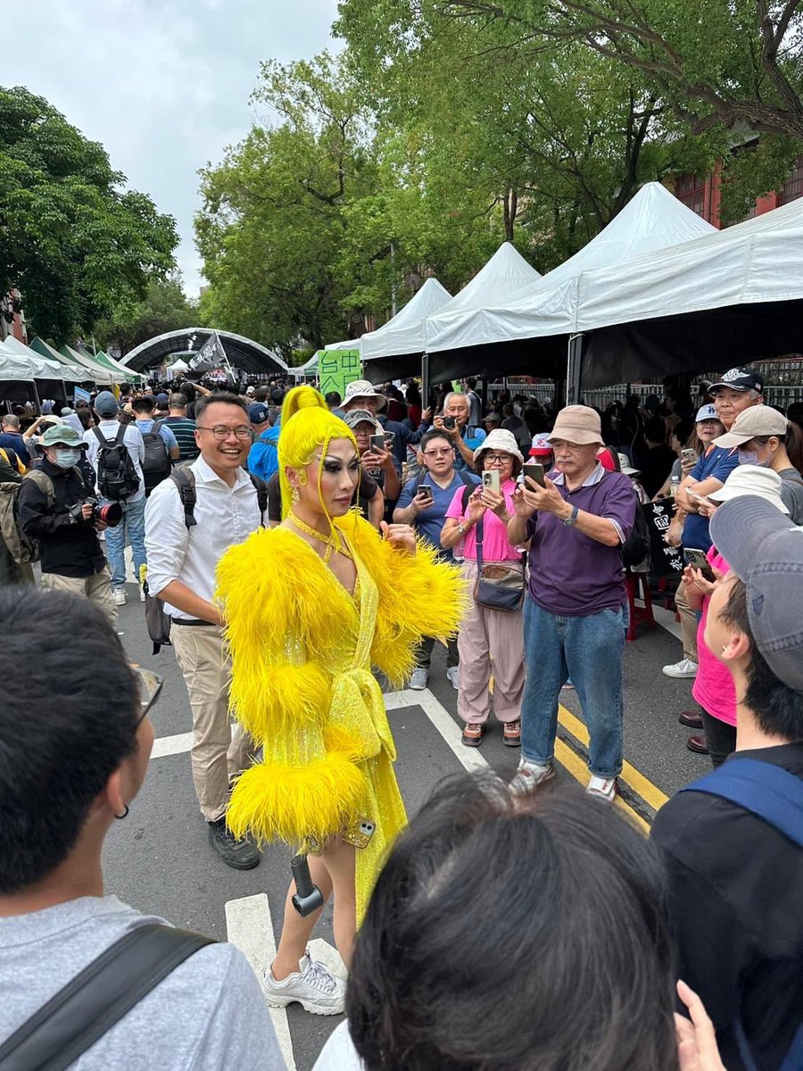 POV: Over 4000 people, including the newly crowned Queen <a href="/66wind99/">Nymphia Wind 妮妃雅瘋</a> #NymphiaWind from #RuPaulDragRace, gathering at the #TaiwaneseParliament in protest against the #proChinaparties, which consist of the majority of the parliament, in attempt to pass controversial bills.