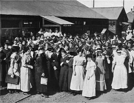 It’s #internationalteaday Munitions workers waiting for the tea hooter,  #WW1 
Women munitions workers outside the National Control Canteen, run by female volunteers, waiting for the tea hooter to sound. The canteens were run in order to provide cheap, nutritious meals