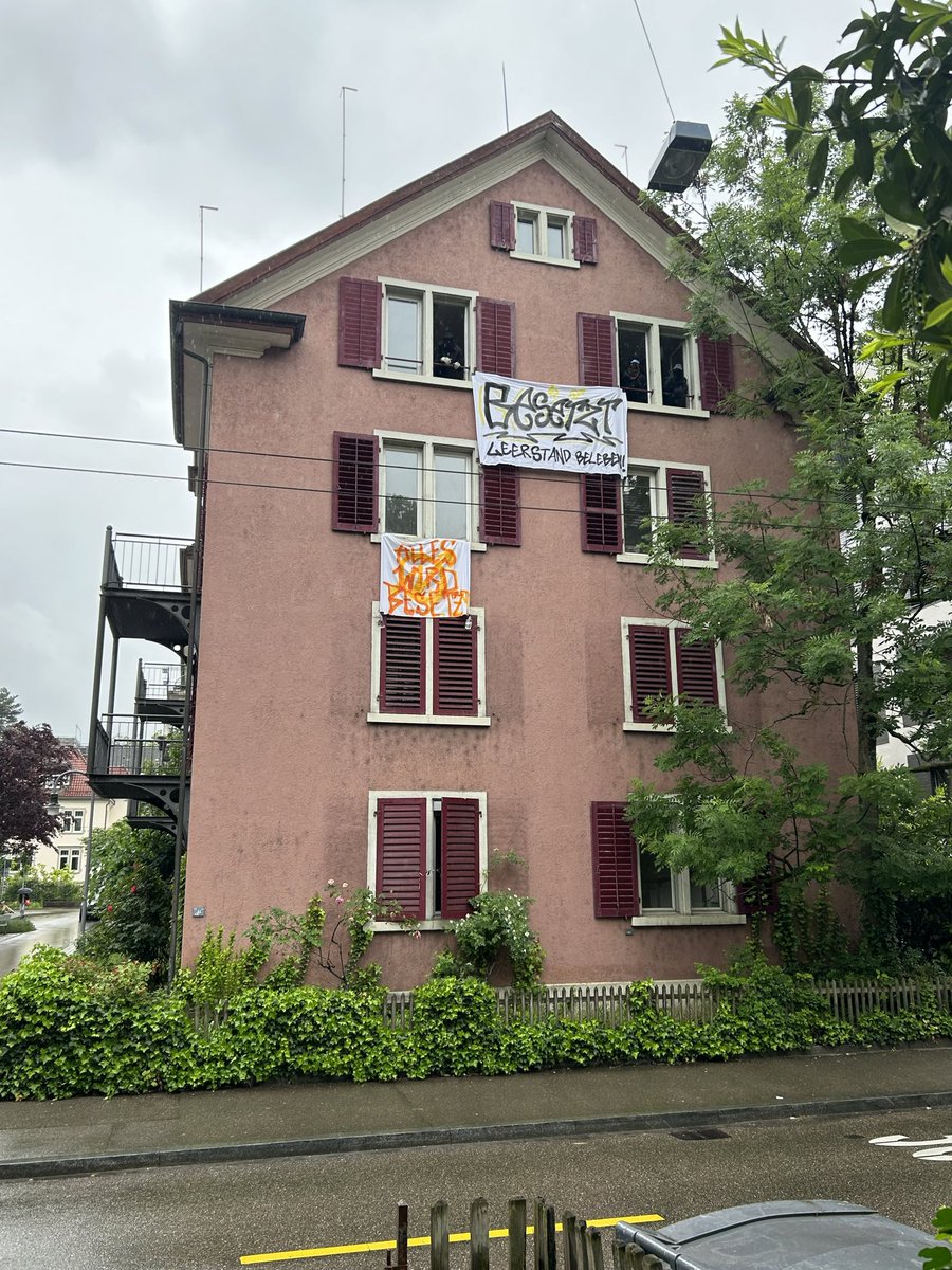 🧇 Waffelhaus 🧇 besetzt! 🧇
Soeben wurde das Haus an der Waffenplatzstrasse 34 in Zürich besetzt. 👻🥳 Ein weiteres leerstehendes Haus in der Stadt. Leerstand ist kein Zustand, wir bleiben und wehren uns gegen die Immobilienspekulation. Kommt vorbei, zeigt euch solidarisch!❤️‍🔥❤️‍🔥