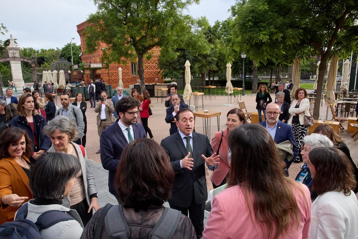 Ayer <a href="/jmalbares/">José Manuel Albares</a> presentó Masar Al’an, el nuevo programa de cooperación <a href="/AECID_es/">AECID</a> con el Mundo Árabe

Qué

💻Empleo, oportunidades, juventud
🌿Transición verde/azul justa, agua
🙋‍♀️Igualdad de género

Cómo

🤝Alianzas
💡Innovación
🕸️Redes regionales 

+ info: aecid.es/w/la-cooperaci…